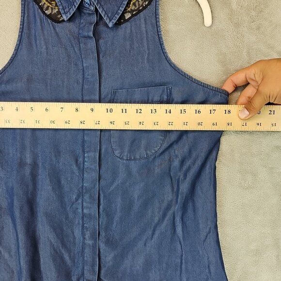 Guess Button Up Sleeveless Tunic Womens Size S Blue Chambray Beaded Lace Lyocell - Picture 6 of 9